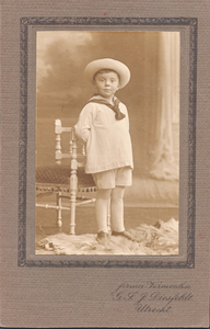 711537 Carte-de-visitefoto van een onbekend jongetje, gemaakt door de firma Vermeulen, G.I.J. Diesfeldt, Fotografische ...